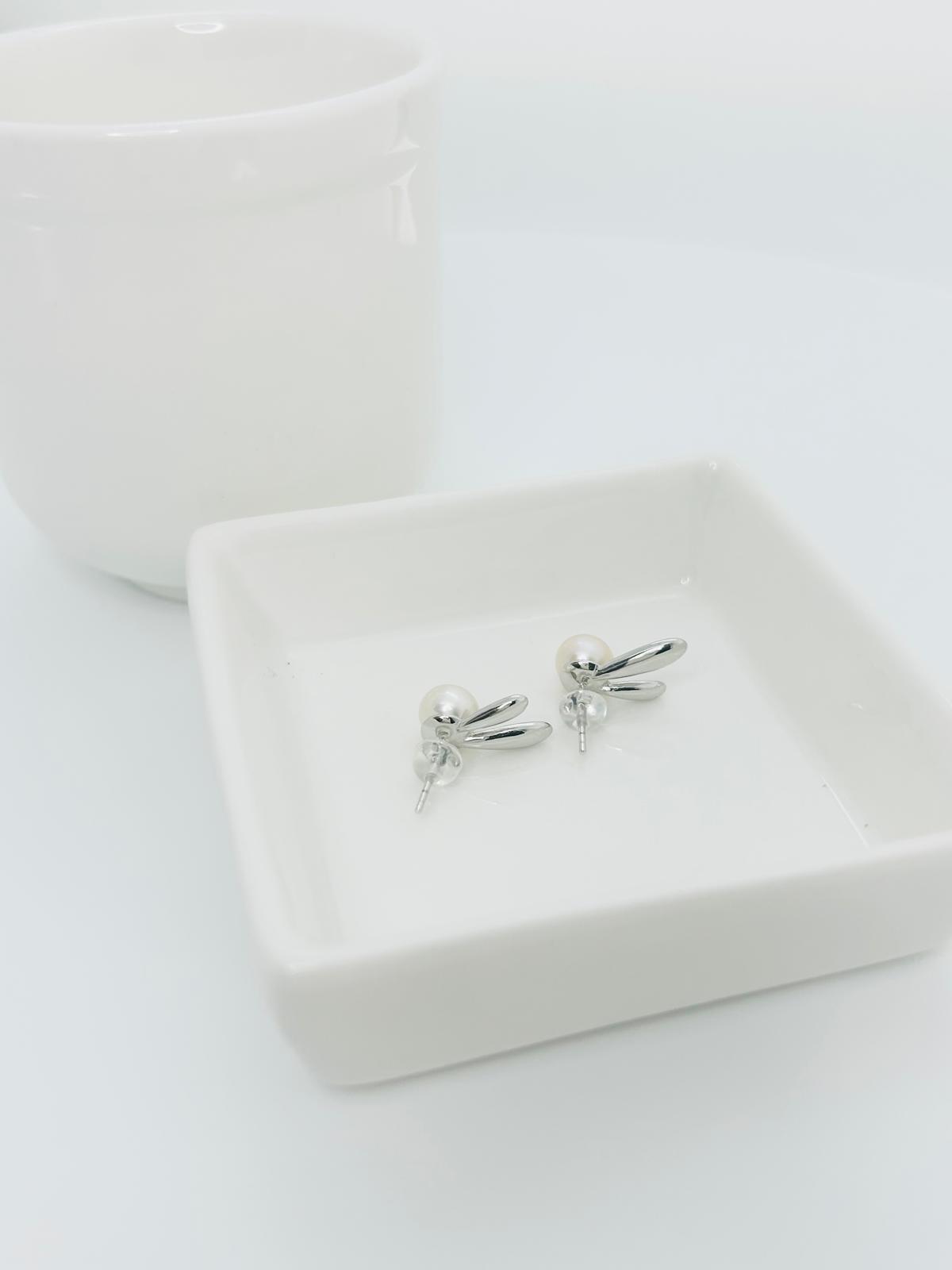 Adorable Freshwater Pearls (7mm) Rabbit-ear Earring Studs