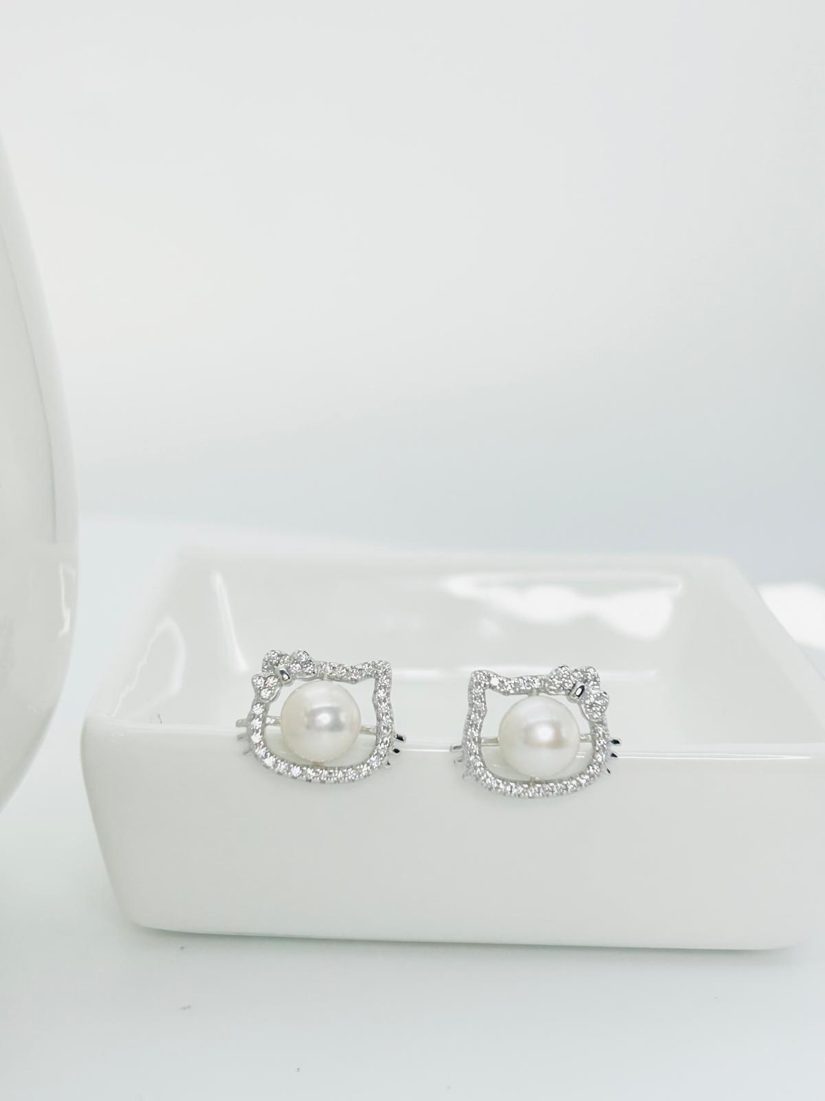 Aurora Kitty Pearl Pendant (6.5-7mm) and Earring (6.5-7mm) Set