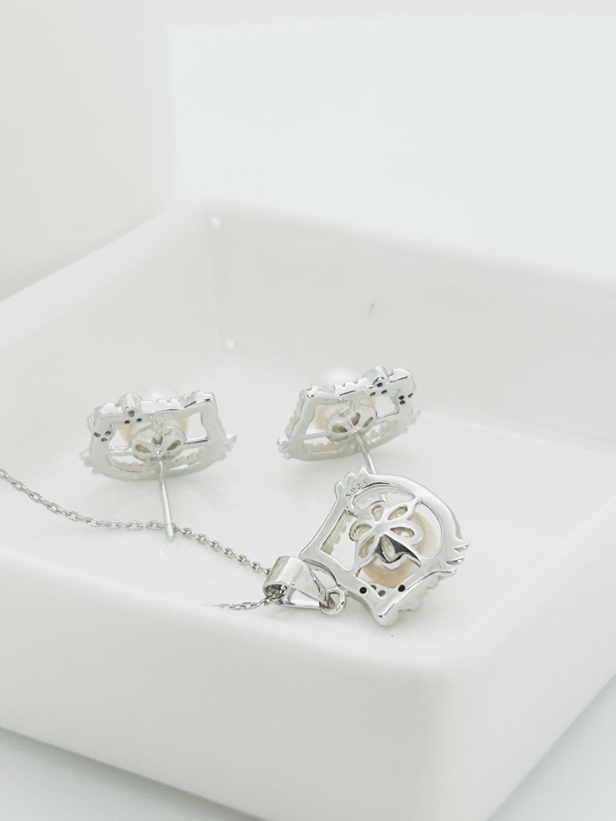 Aurora Kitty Pearl Pendant (6.5-7mm) and Earring (6.5-7mm) Set