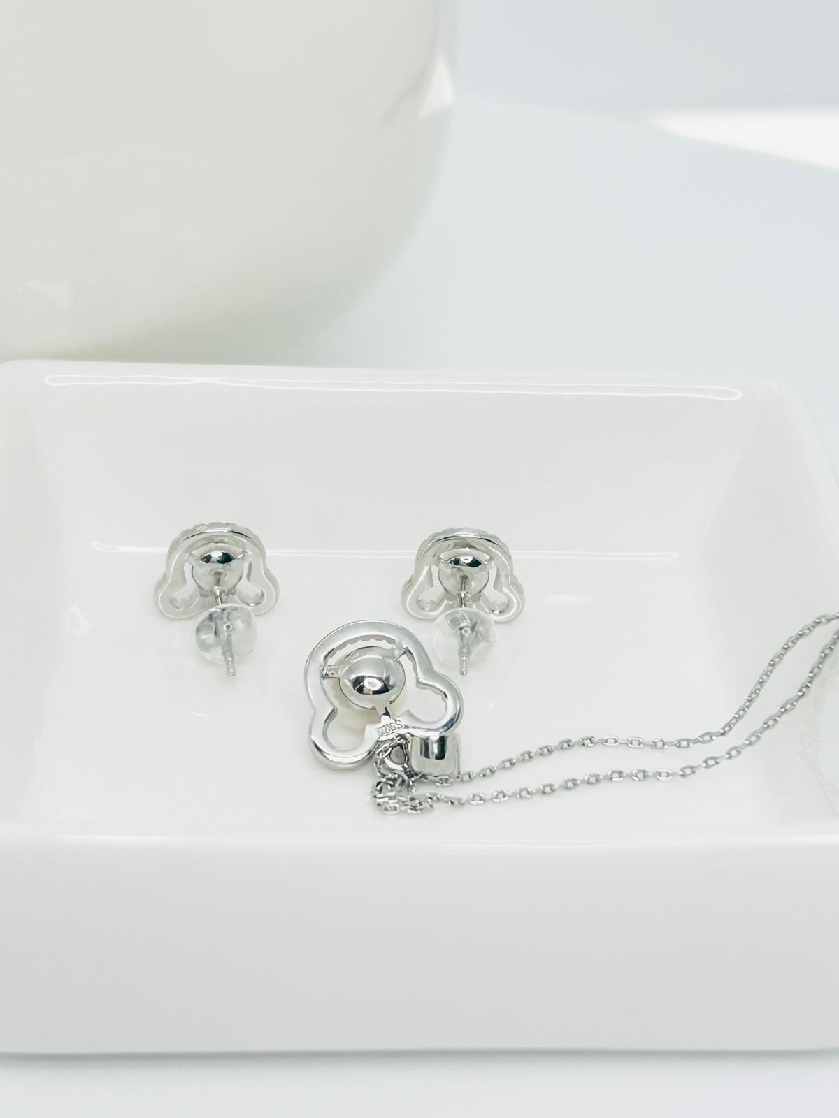 Aurora Bear Pearl (6.5-7mm) Pendant and Earring Pearl (4-4.5mm) Stud Set